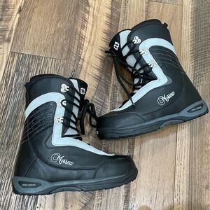 Morrow Snowboard boots Wm 6